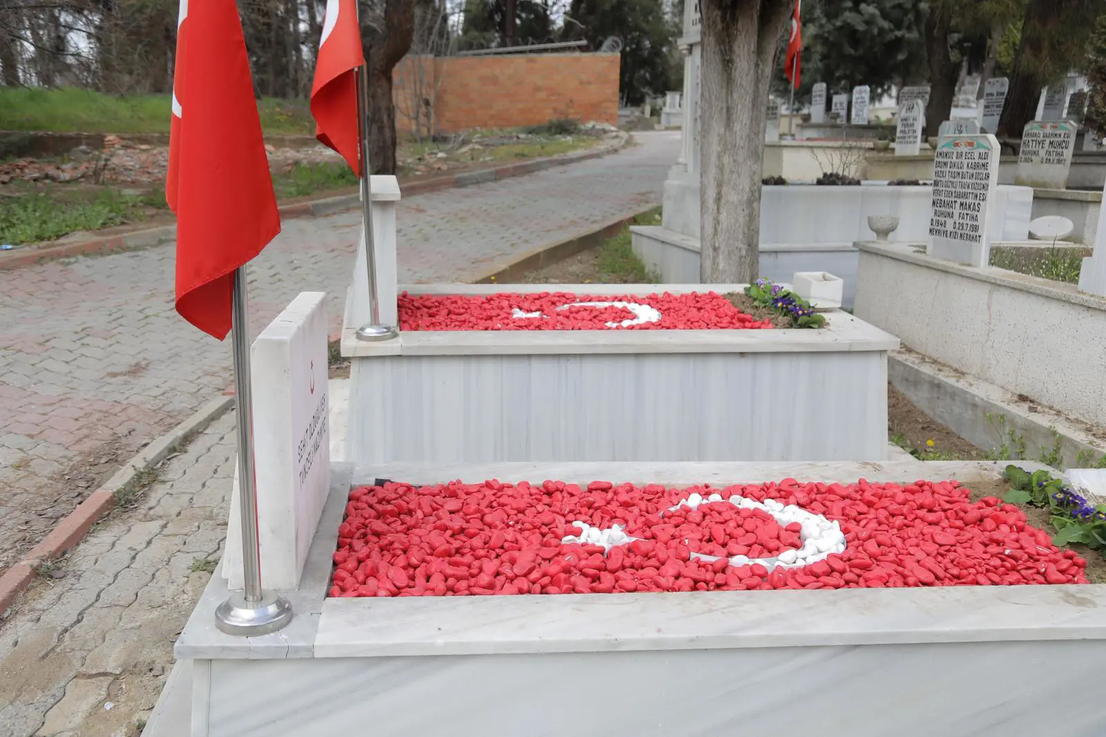 EDİRNE BELEDİYESİ’NDEN BAYRAM ÖNCESİ MEZARLIKLARDA BAKIM VE ÜCRETSİZ ULAŞIM HİZMETİ galeri görseli